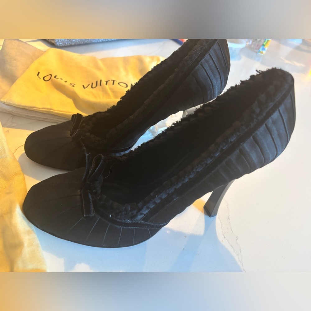Louis Vuitton Black Satin Heels size 39